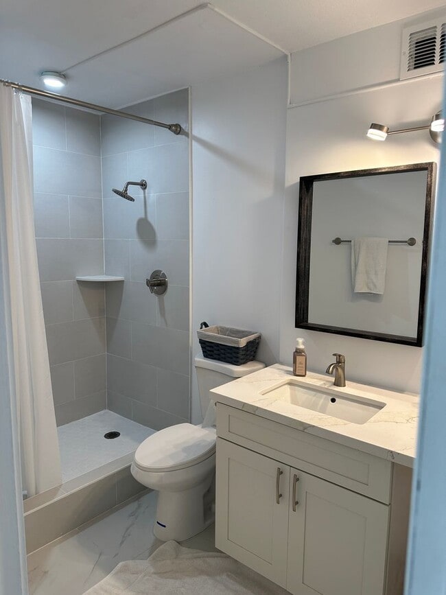Building Photo - Renovated 1 bedroom unit with enclosed lan...