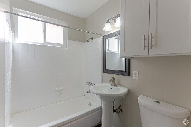 1BR,1BA - 750SF Bathroom - Flats on Elk