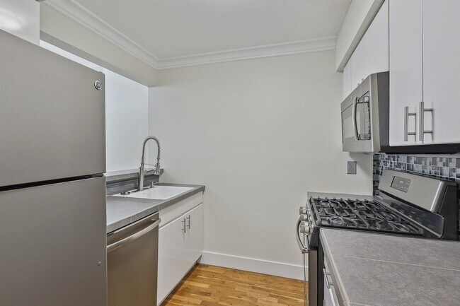 Building Photo - 205 10th St
