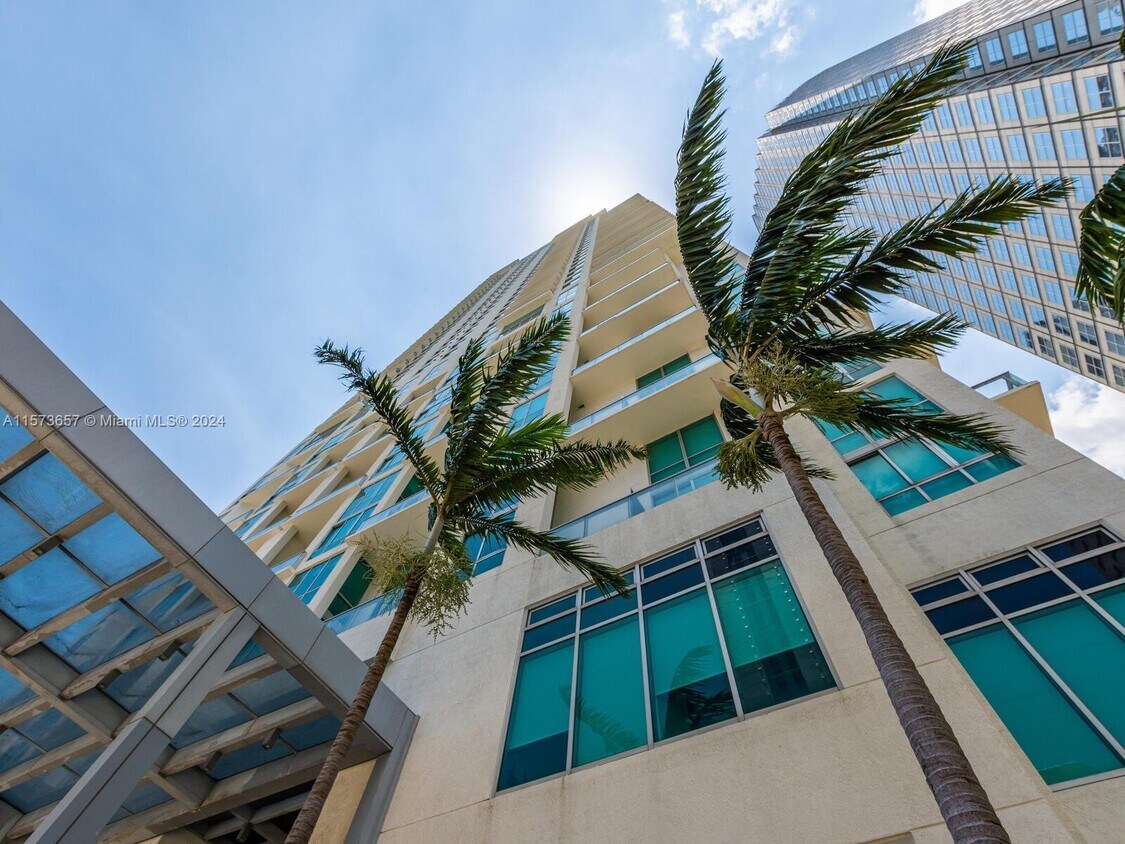 Primary Photo - 300 S Biscayne Blvd