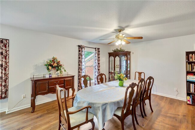 Building Photo - 1305 Summers Dr