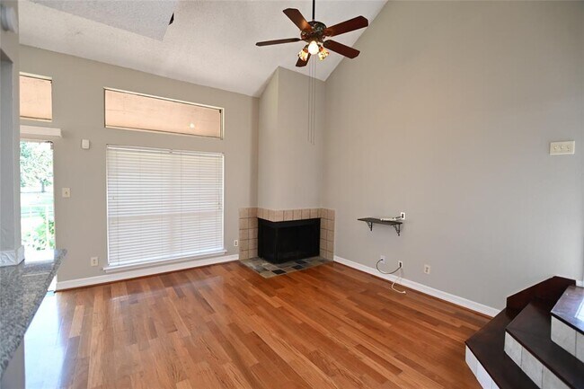 Foto del edificio - 8455 Sands Point Dr