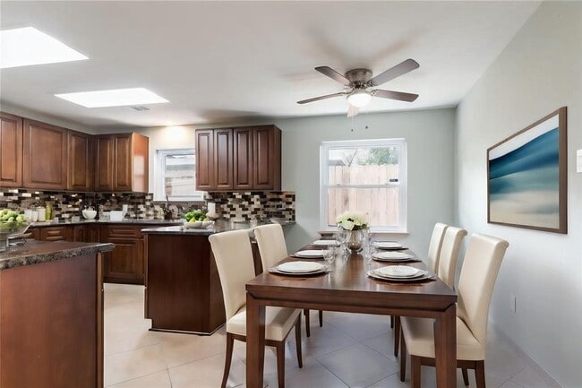 Building Photo - 5402 Sheraton Oaks Dr