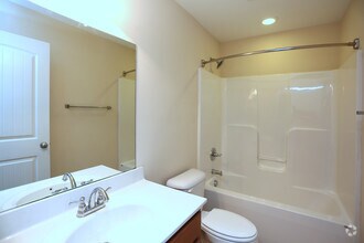 Hall Bath - Jefferson Forest Manor