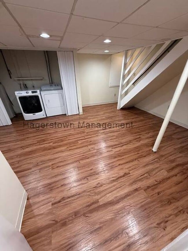 Building Photo - 3 BR Townhouse - Iris Ct