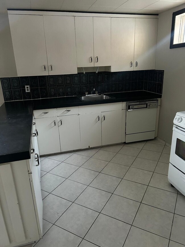 Building Photo - Basement Suite in Meadowlark