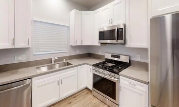 Building Photo - 5118-5120 E Falls View Dr