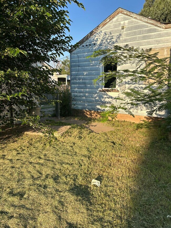 Building Photo - Large 3 bed 1 bath Home