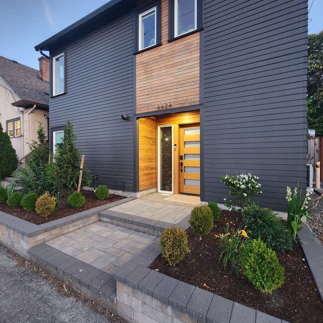 Building Photo - 6624 SE Holgate Blvd