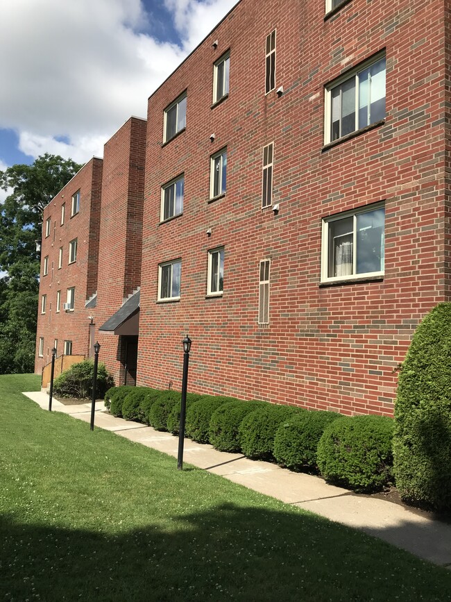 Photo - 3301 Beechwood Blvd Apartments