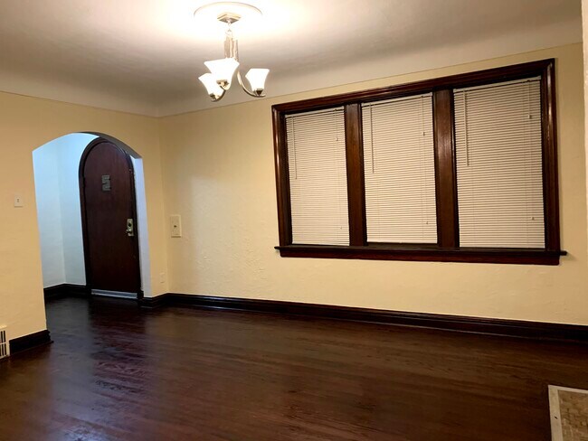Building Photo - 6009 N Pointe Blvd