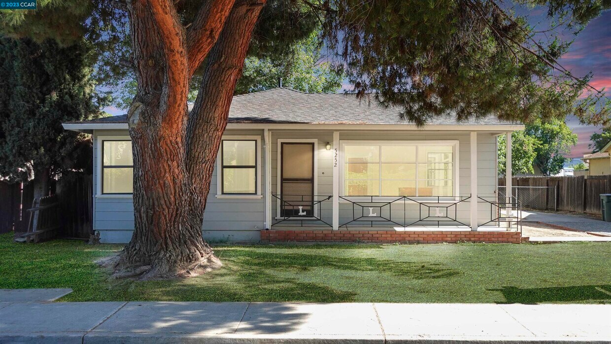 Foto principal - 5252 Balfour Rd