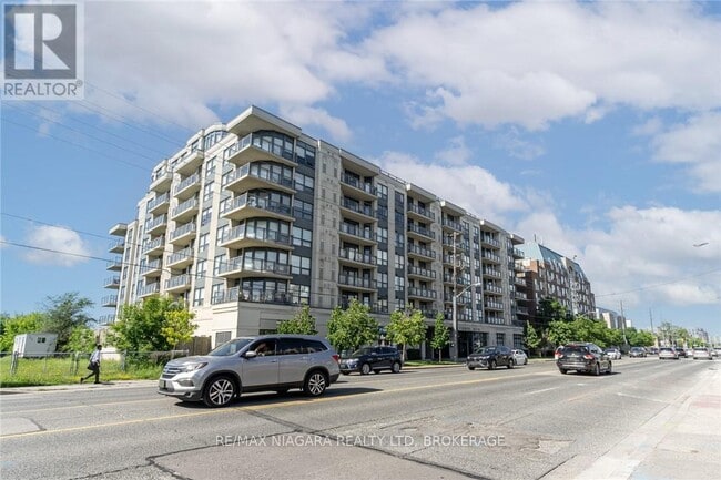 Photo du bâtiment - 872-872 Sheppard Ave W