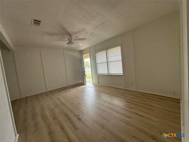 Foto del edificio - 620 W Avenue B