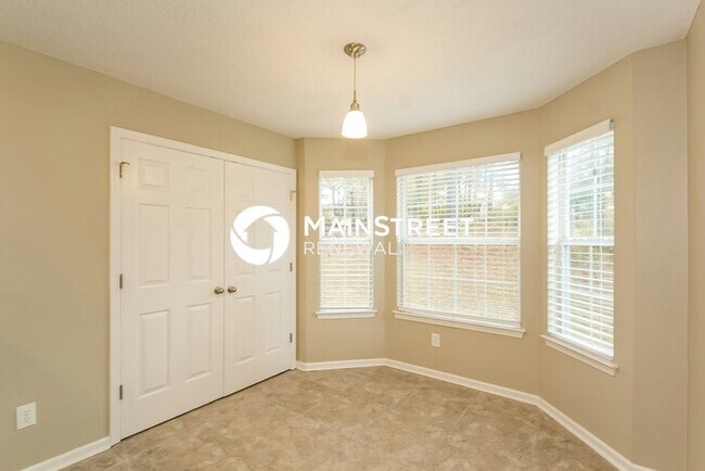 Foto del edificio - 4 Bedroom Pet-Friendly Home in Douglasville, GA with Main Street Renewal