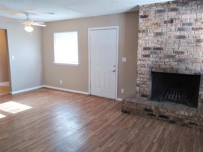 Building Photo - Lovely Duplex in Moore, OK