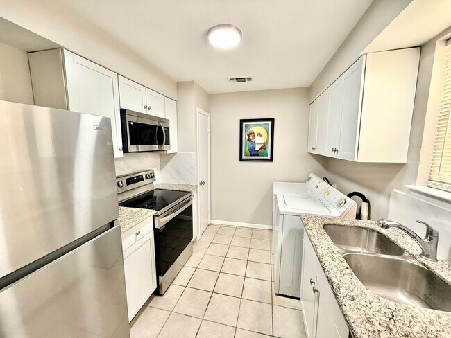 Foto del edificio - Fully Renovated & Furnished 3BR/2BA Duplex in Southgate – WiFi & Lawn Care Included