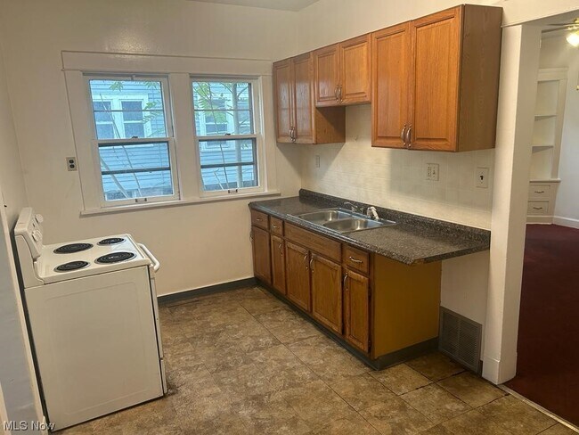 Building Photo - 2859 Avondale Ave