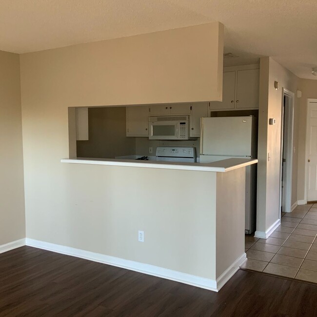 Foto del edificio - Available Now- 130 Woodmere- 1/2 off the f...