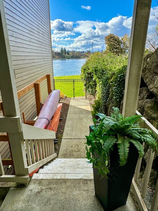 Foto del edificio - Gorgeous waterfront living.