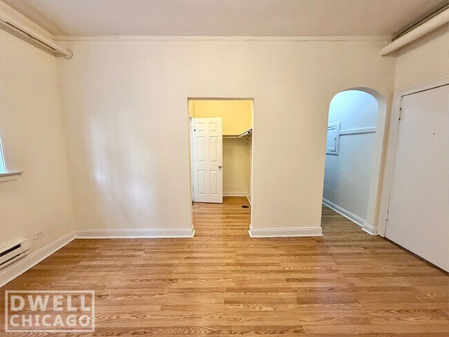 Building Photo - 2530 N Sawyer Ave