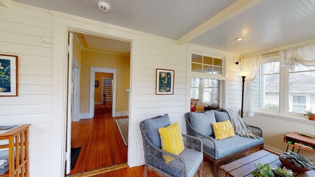 Foto del edificio - Fully furnished Dilworth Bungalow Home
