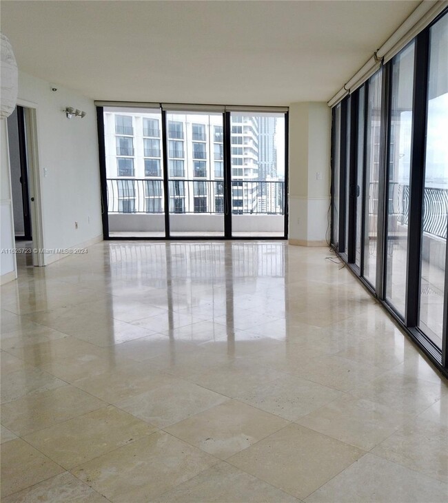 Foto del edificio - 555 NE 15th St