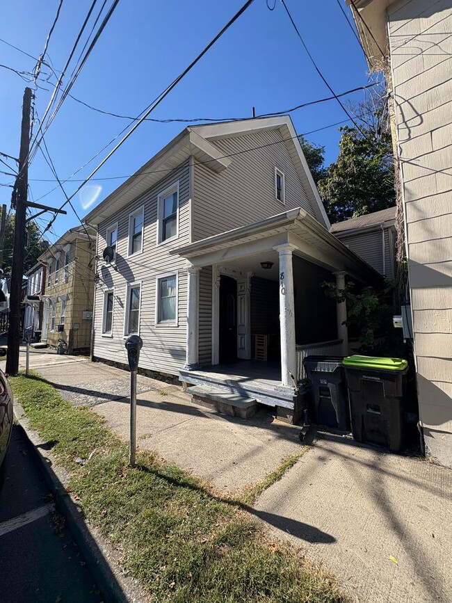 Building Photo - 810 Monroe St