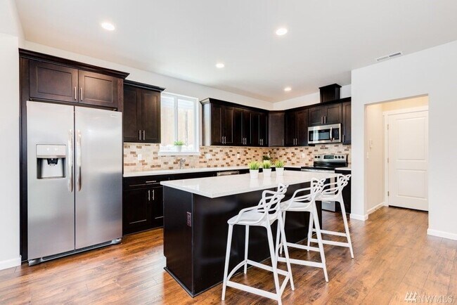 Foto del edificio - Newer 4 Bed 2.5 Bath with Bonus Room!!