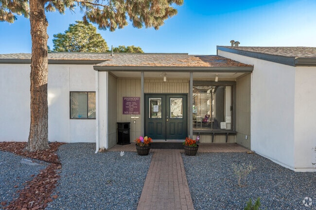 Entrada de la oficina - Pinewood Estates