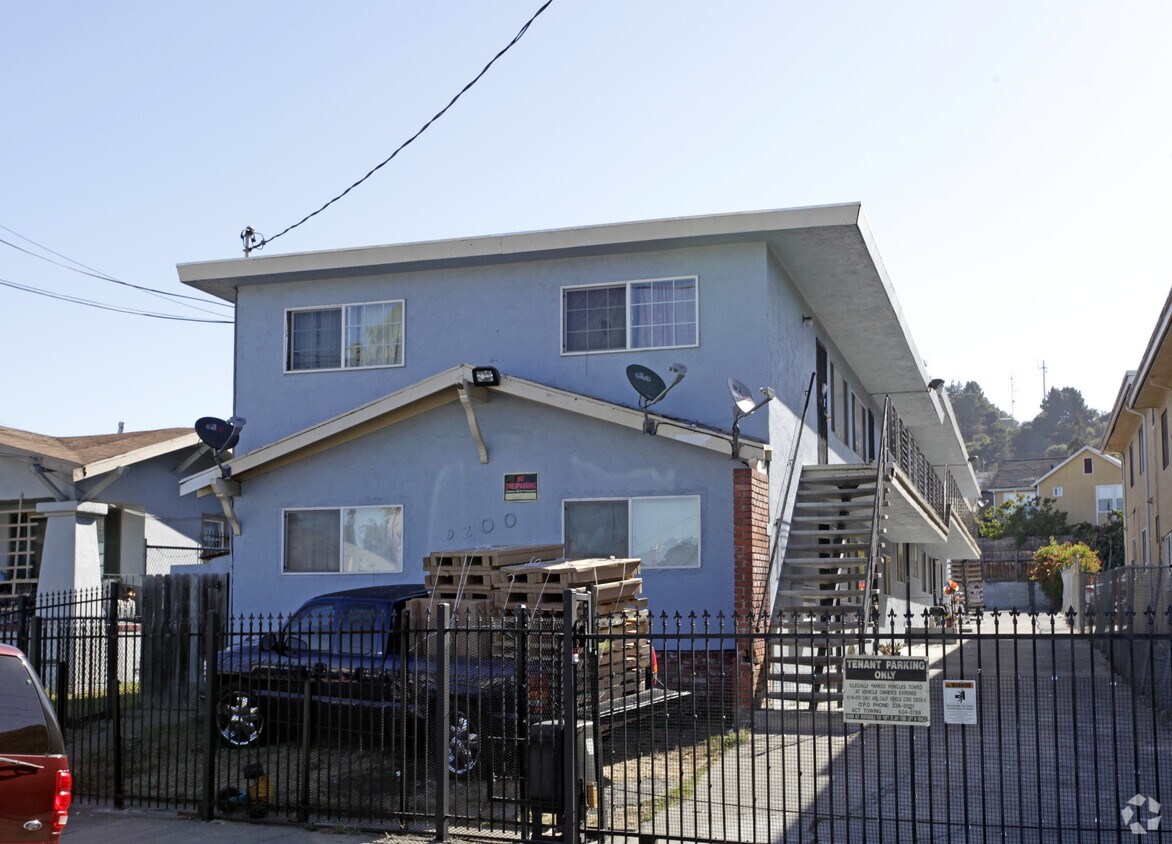 Building Photo - 9200 Hillside St