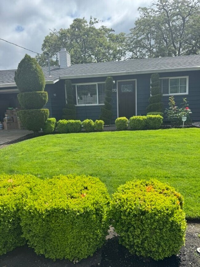 Foto del edificio - ?Lovely 3bed/2bath Ranch style home with HUGE private yard in ?