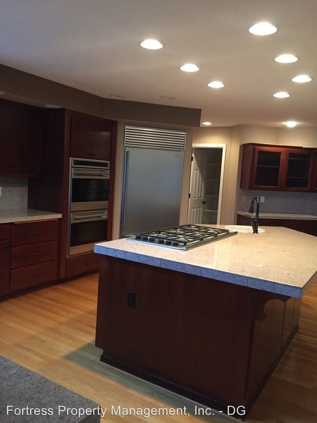 Building Photo - 5 br, 3.5 bath House - 2665 Lexington Terrace