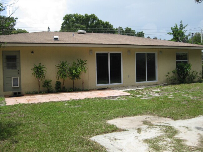 Building Photo - 2715 Hyde Park St