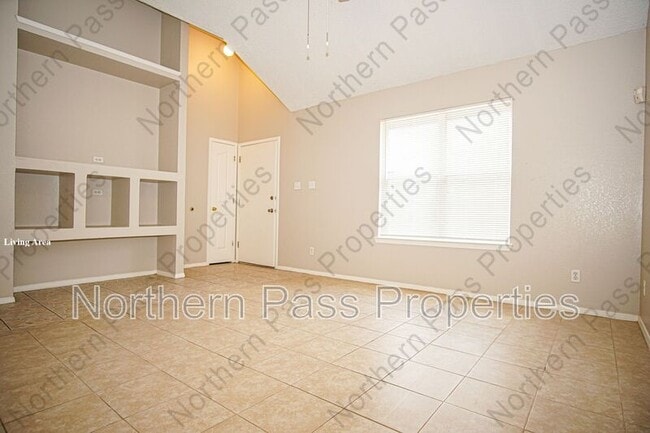 Building Photo - 13944 Roslyn Dr