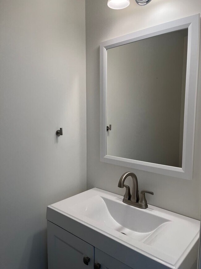 Building Photo - Lovely 3 Bedroom 2.5 Bath Townhouse