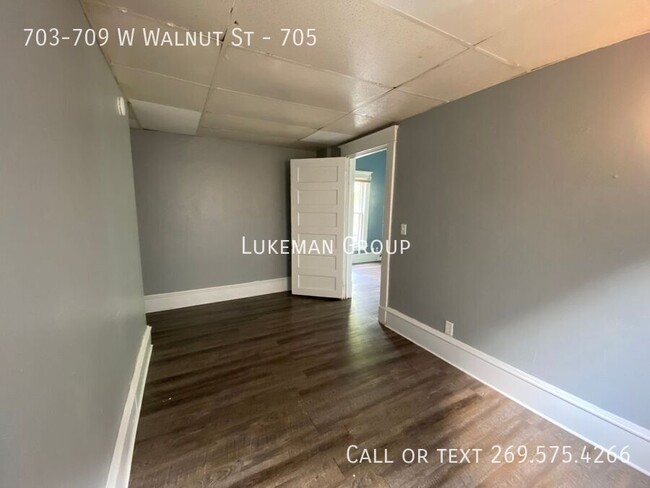 Building Photo - 705 W Walnut - 1/Bed 1/Bath Near WMU/K Col...