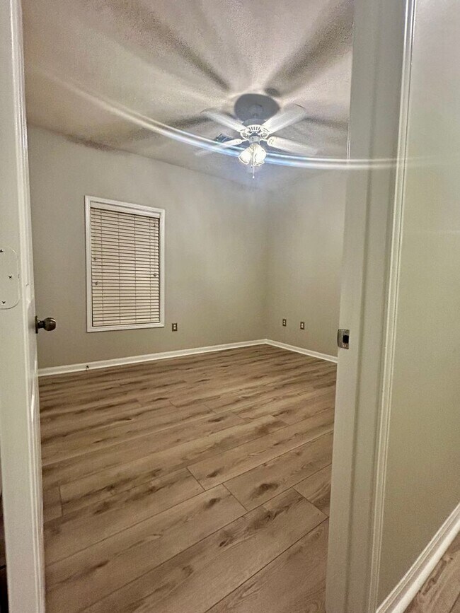 Foto del edificio - 3 Bedroom/ 2 Bathroom Condo Available in August!