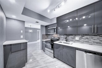 Building Photo - 1100 St Charles Pl