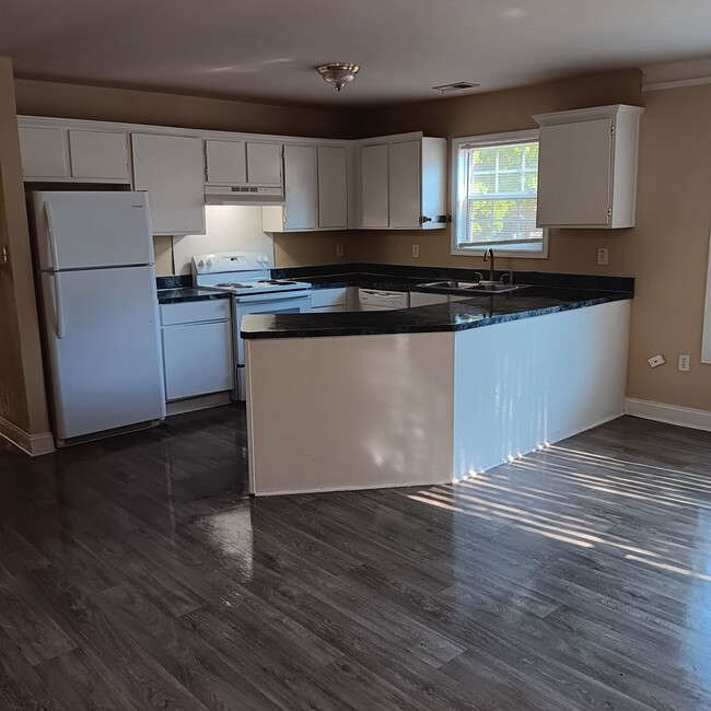 Building Photo - Conveniently Located 3 Bed/3 Bath Townhous...