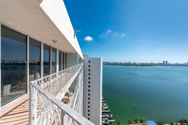 Foto del edificio - 7601 E Treasure Dr