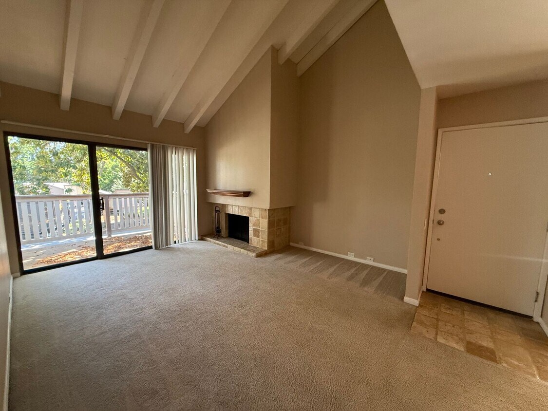 Foto principal - 2 bed 2 bath upstairs condo available to m...