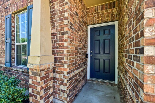 Building Photo - 140 Lynn Crest Bend