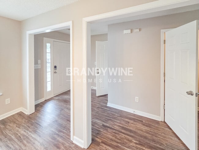 Building Photo - 6202 Hickory Ln Cir