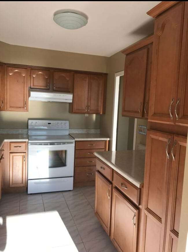 Kitchen - 5701 N Sheridan Rd