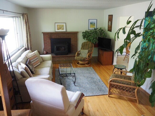Foto del edificio - Fully furnished Three Bedroom Ranch Home in South Boulder available June 1st-December 15th, 2025.