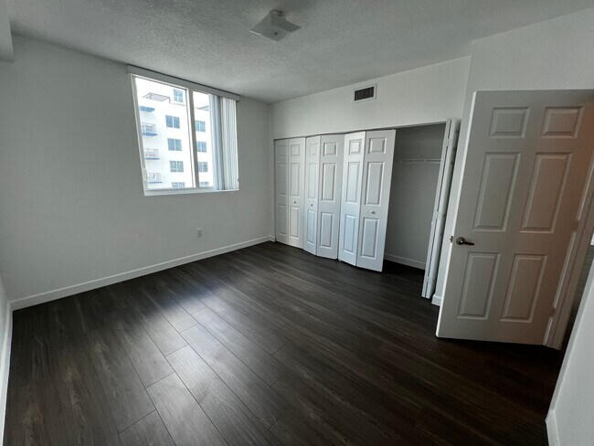 Foto del edificio - 520 NE 26th St