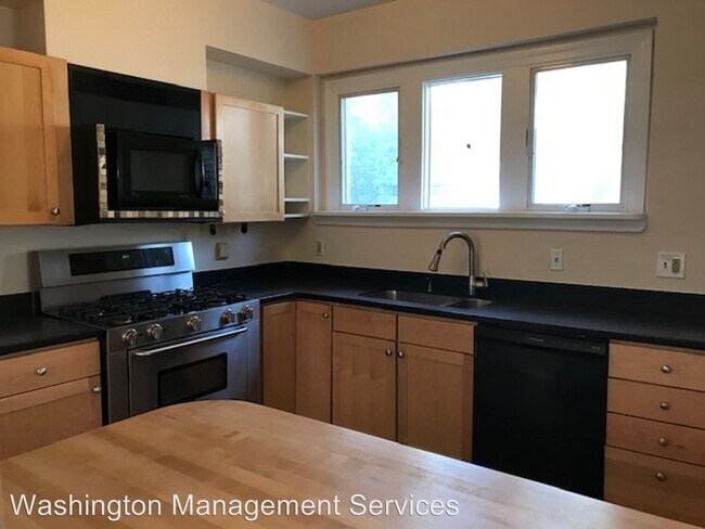 Building Photo - 4 br, 4 bath House - 3935 Legation St. NW