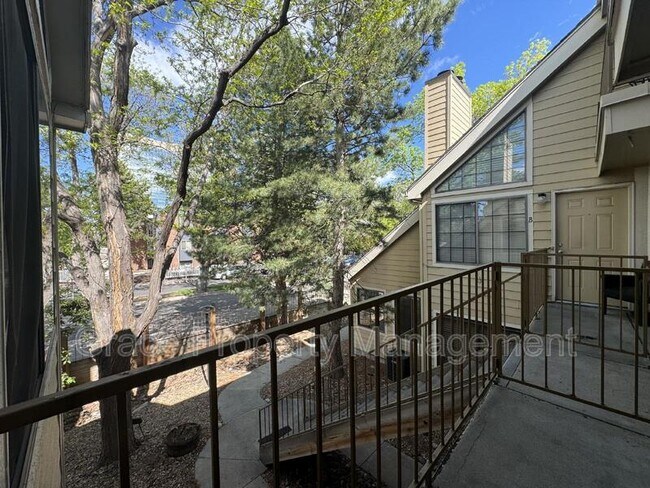 Building Photo - 980 S Dahlia St