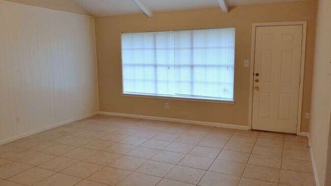 Foto del edificio - 430 Mistywood Dr